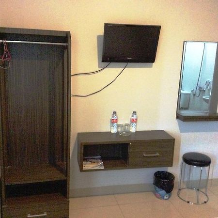 Hotel Diamond Makassar Esterno foto