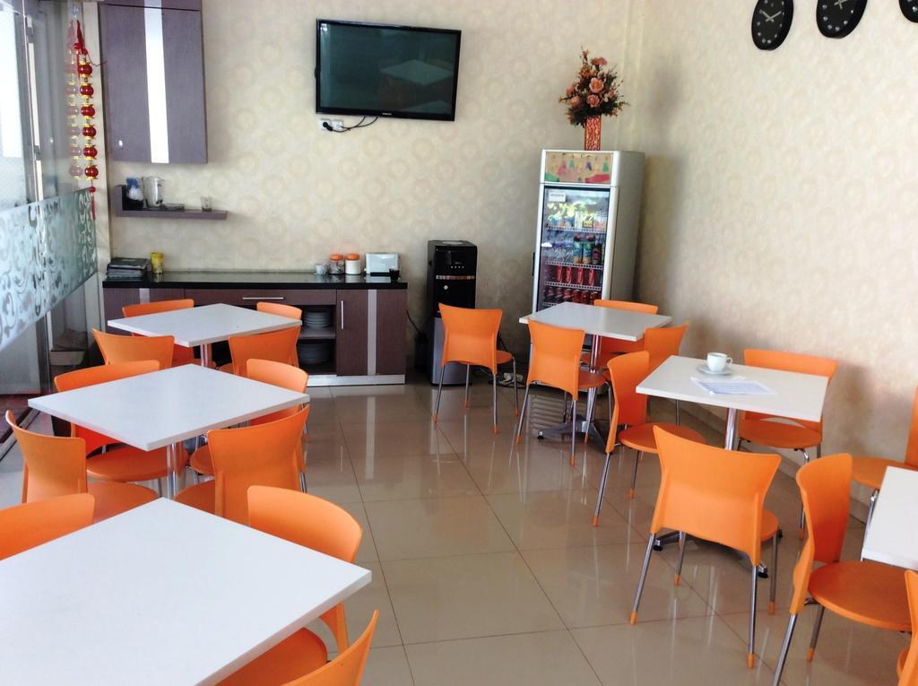 Hotel Diamond Makassar Esterno foto