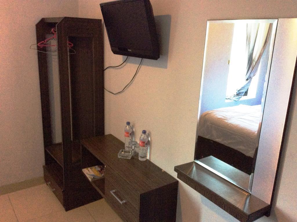 Hotel Diamond Makassar Esterno foto