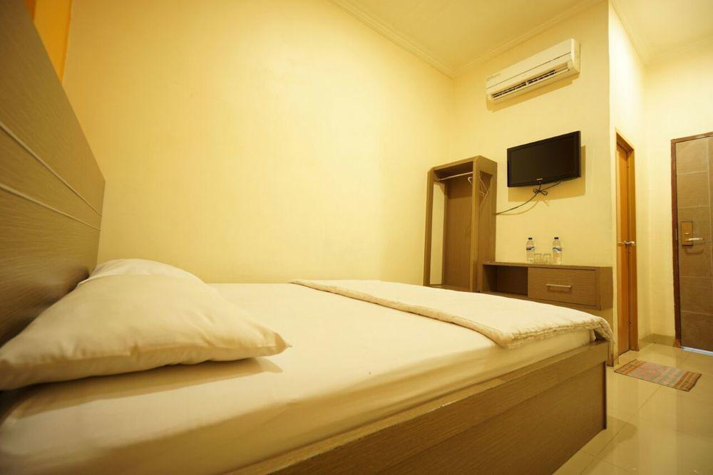 Hotel Diamond Makassar Esterno foto