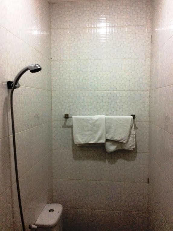 Hotel Diamond Makassar Esterno foto